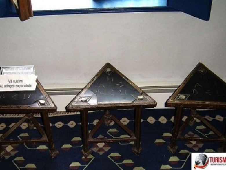 Scaunele folosite la ședințele de spiritism ca aveau loc la Castelul Iulia Haşdeu, după moartea acesteia