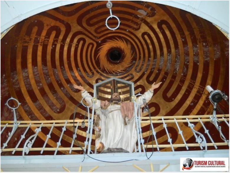 Statuia lui Iisus Hristos prezentă în altarul castelui din Câmpina