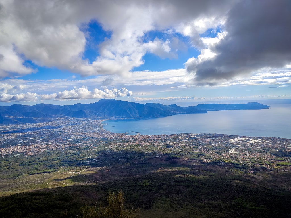 Golful Napoli și Pompeii vazute de pe Vezuviu 