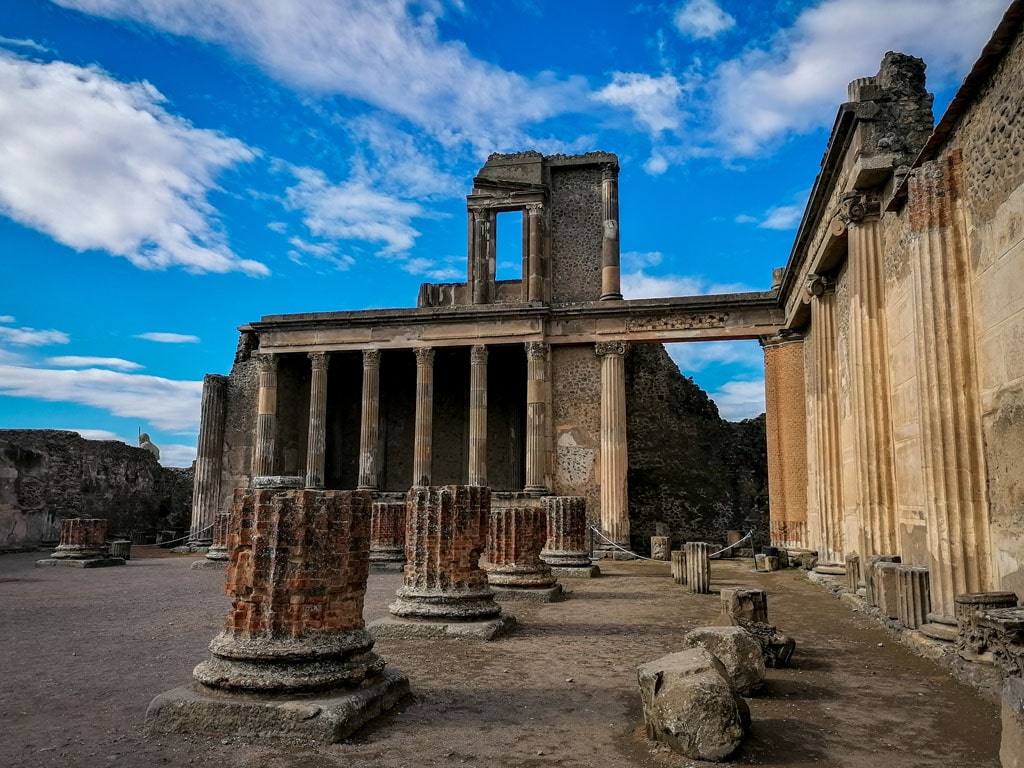 Lacas de cult in ruine la Pompeii