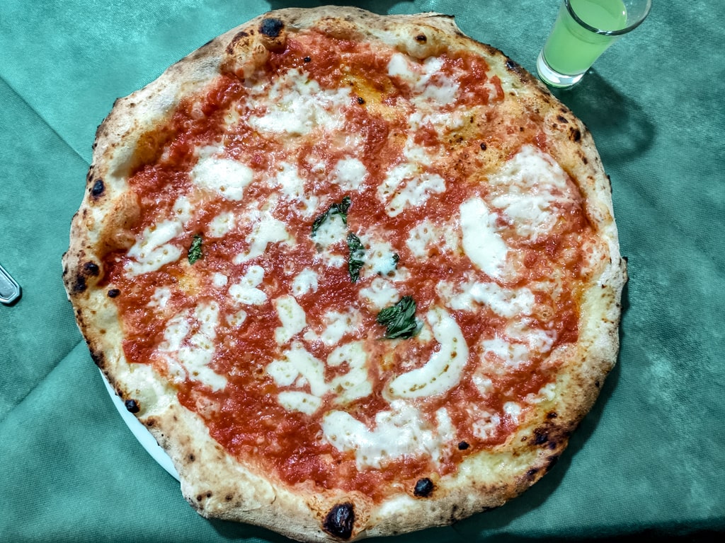 Pizza Margherita - ce mancam in Napoli