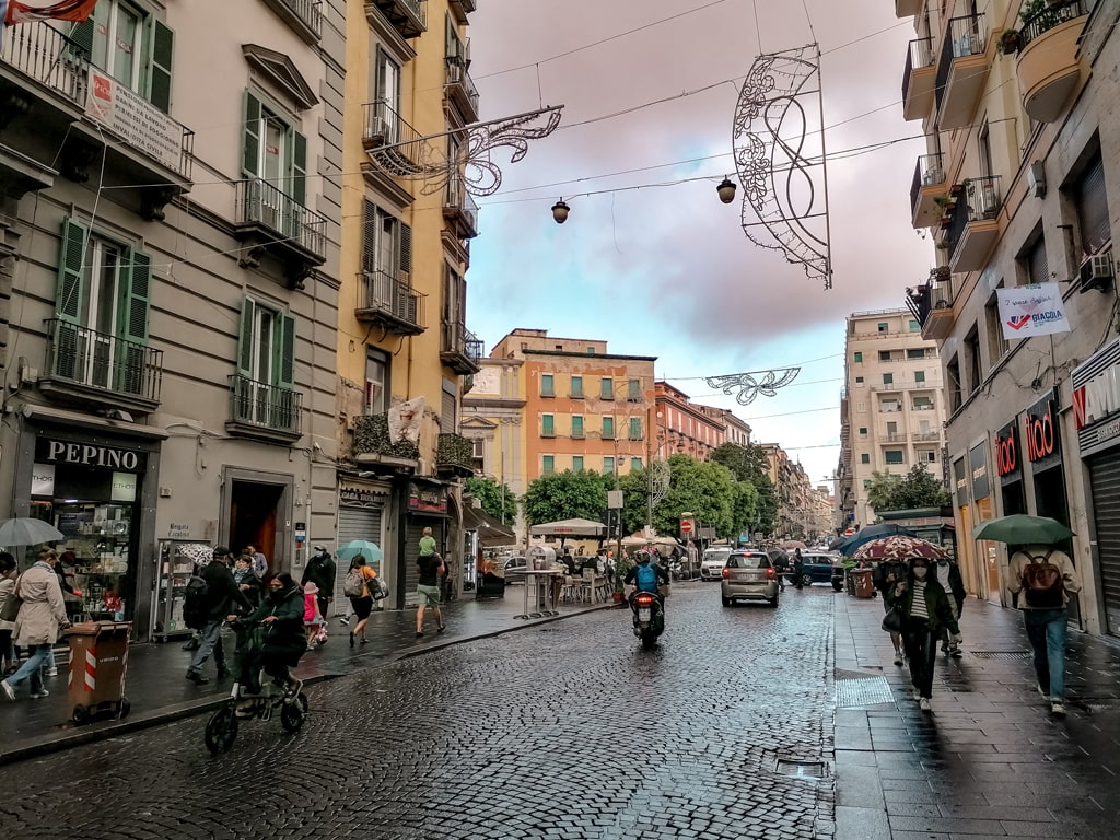 Via Toledo - city break in Napoli
