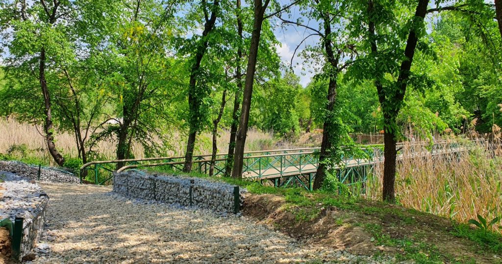 Pereti de piatra in Parcul Sticlariei