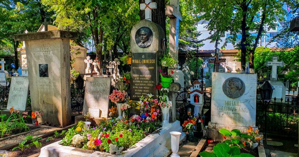 Aleea Scriitorilor din Cimitirul Bellu - Mormantul lui Mihai Eminescu