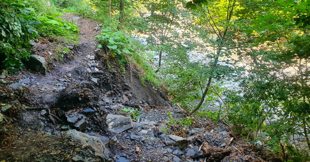 Alunecari de teren pe Cheile Tisitei