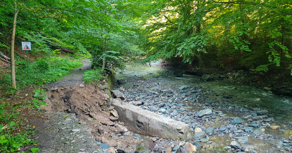 Caderi de pietre si alunecari de teren pe Cheile Tisitei - traseu distrus