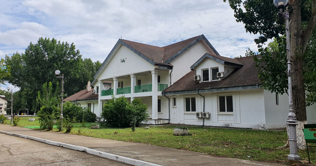 Casa Dallas de langa Turnul Eiffel din Slobozia