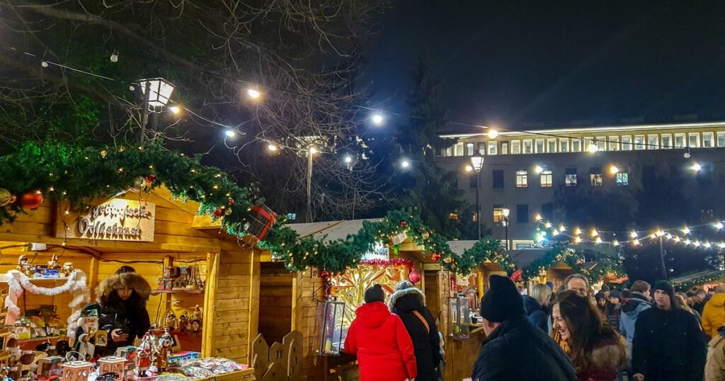 Casute de lemn la Targul de Craciun din Sofia