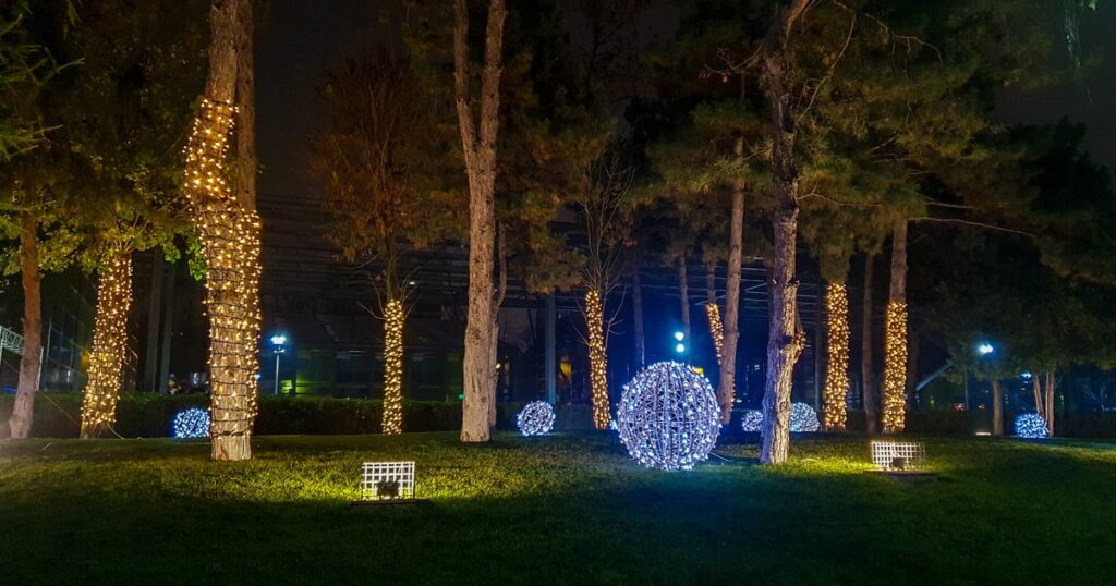 Luminite de sarbatori in parc