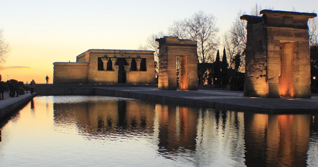 Templul lui Debod la apus - City Break in Madrid