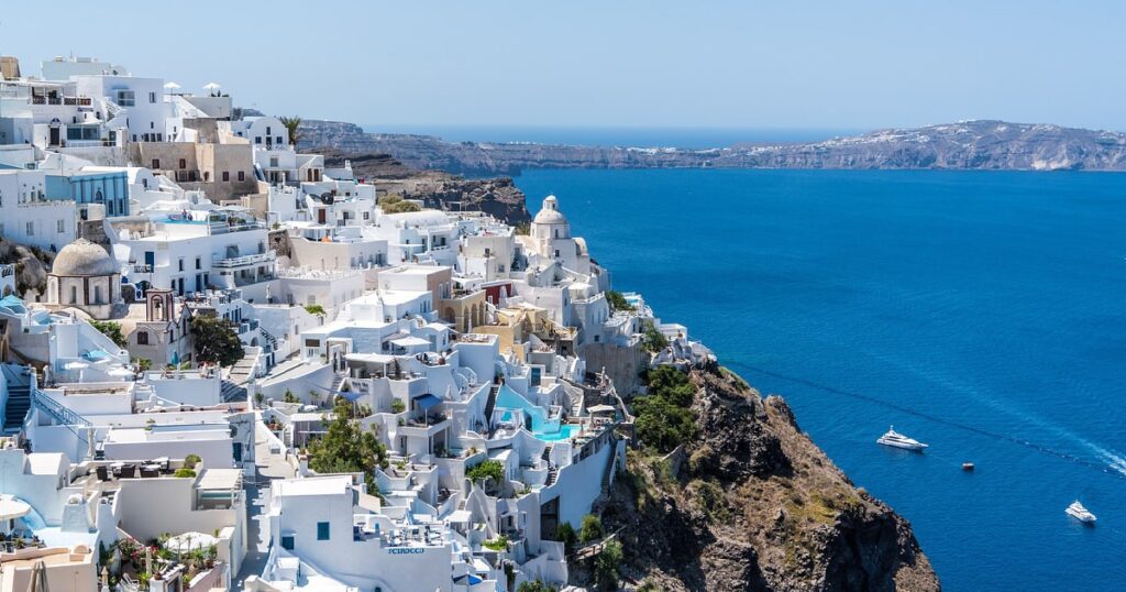 Santorini - Destinatii romantice in Europa