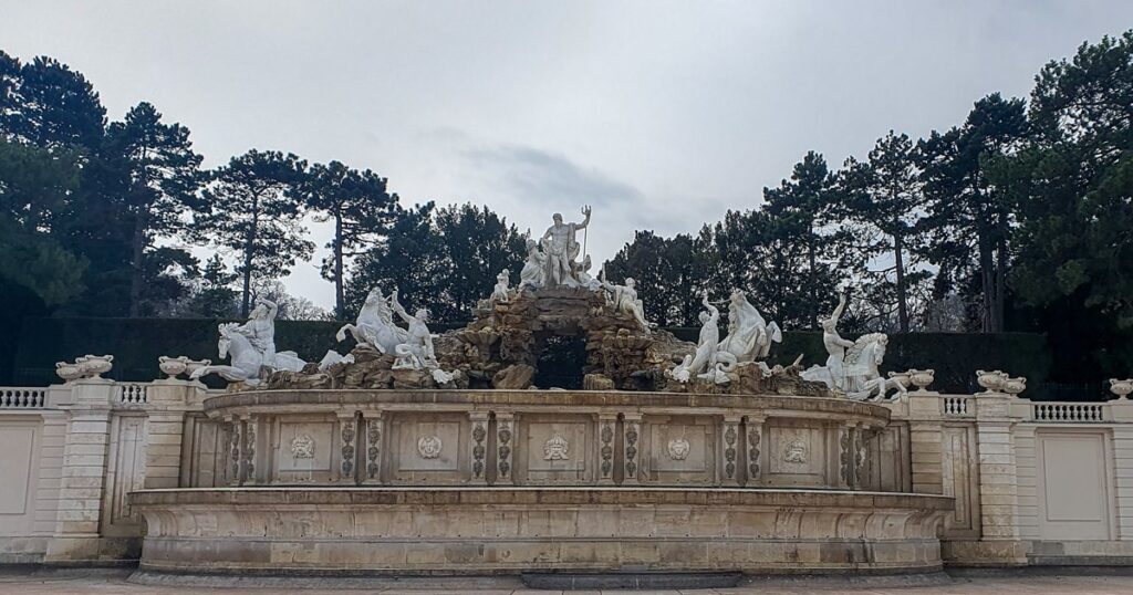 Fantana lui Neptun de la Palatul Schonbrunn din Viena